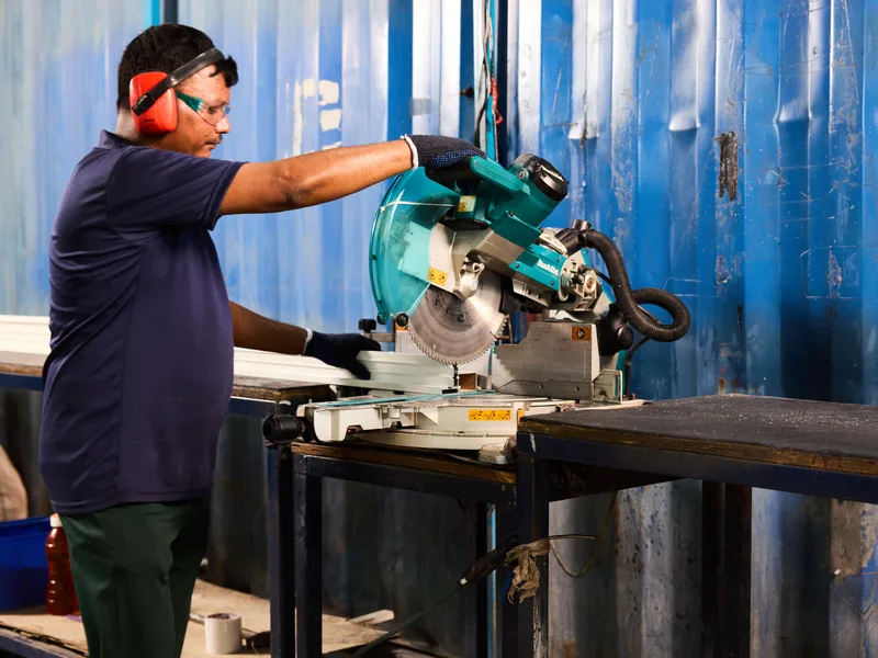 High-pressure profile washing and degreasing tunnel.