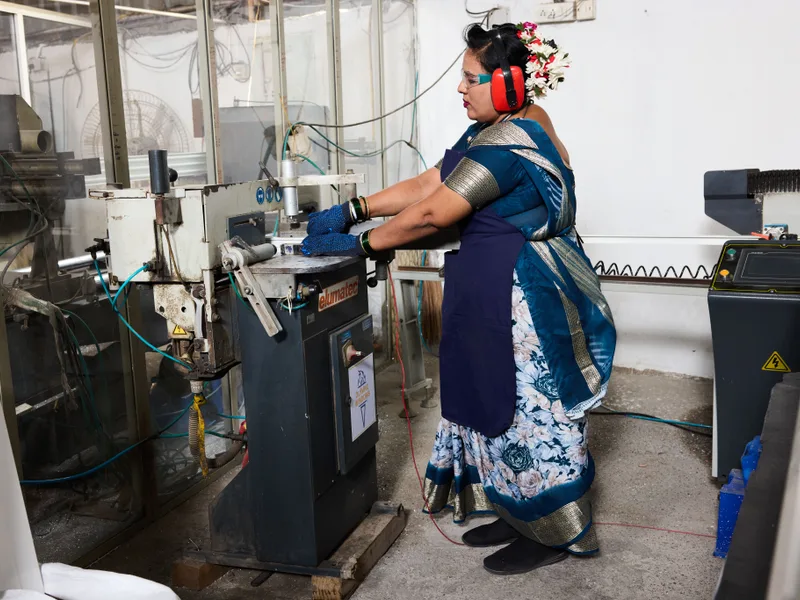 Automated profile wrapping machine for protective surface film.